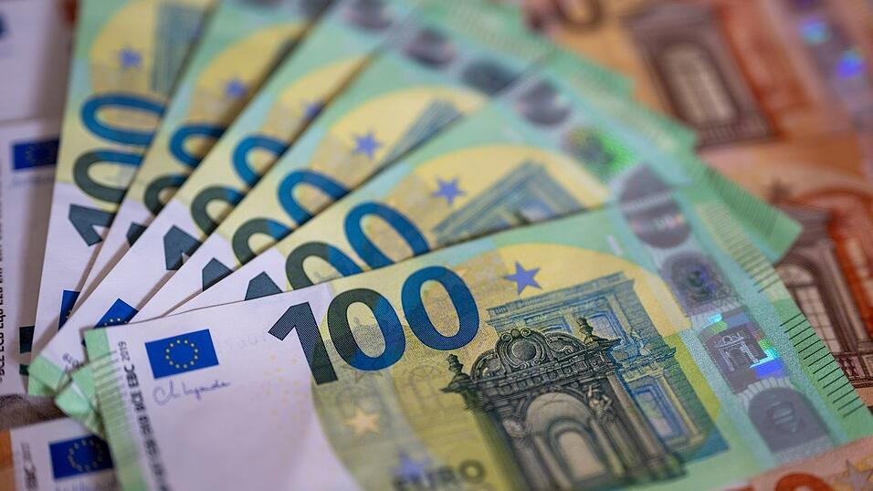 Bargeld wird nach Einschätzung der Bundesbank vermehrt gehortet und nicht mehr ausgegeben. (Symbolbild)