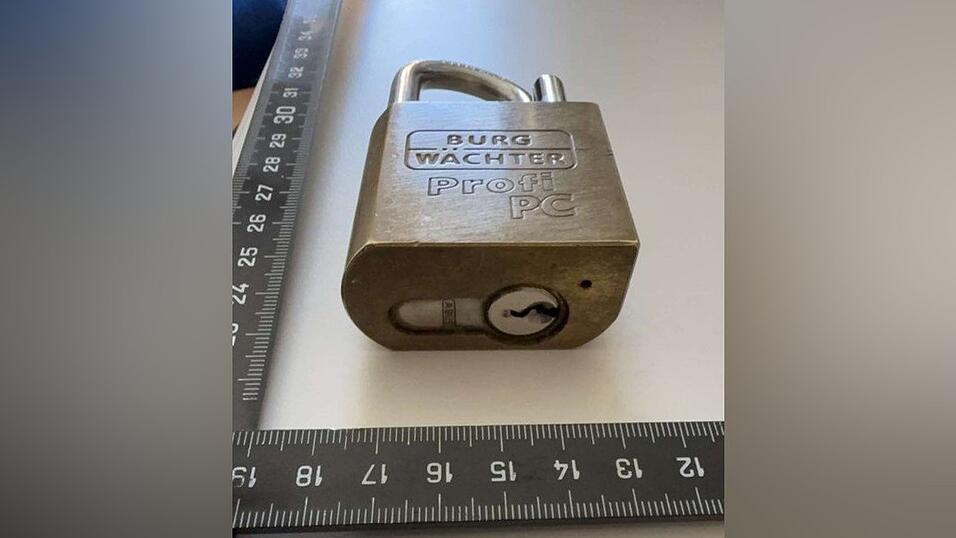 Die Polizei sucht nach den Inhabern der Gegenstände. Die Polizei sucht nach den Inhabern der Gegenstände.