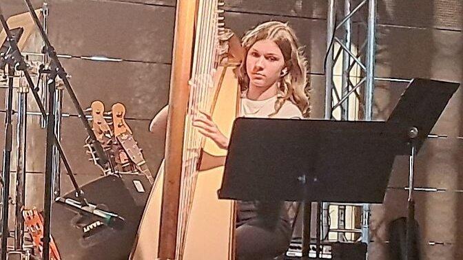 Sabrina Wenninger spielte &bdquo;Mamma Mia&ldquo; von &bdquo;Abba&ldquo; auf der Harfe.