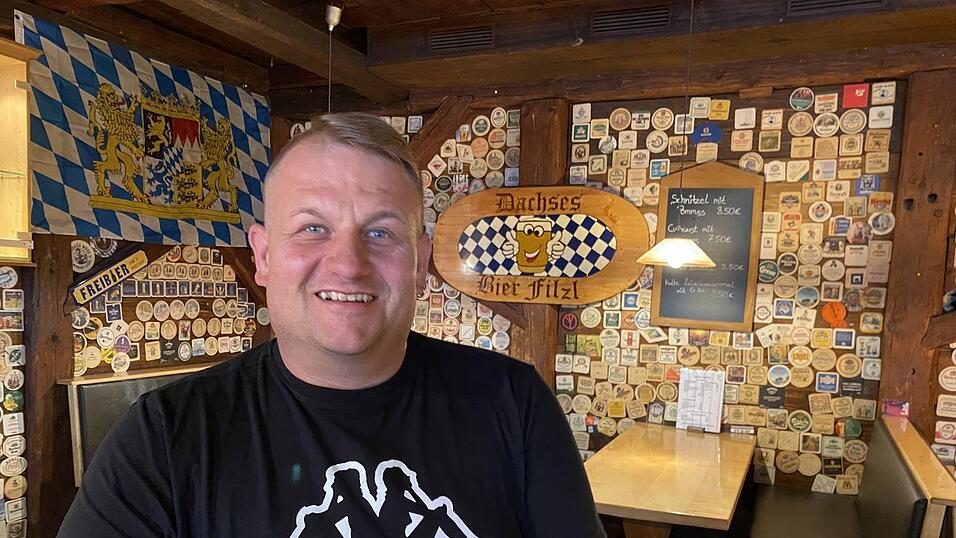 Stefan Dachs stand im Bierfuizl nun siebeneinhalb Jahre an der Theke. Nun macht er Schluss mit einem lachendem und einem weinenden Auge. Stefan Dachs stand im Bierfuizl nun siebeneinhalb Jahre an der Theke. Nun macht er Schluss mit einem lachendem und einem weinenden Auge.