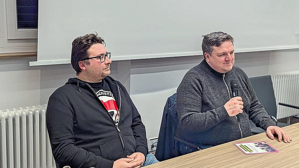 Stefan Dietl und Thomas Witzgall (von links) er&ouml;rterten das F&uuml;r und Wider eines Parteiverbots.