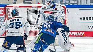 Obwohl Devin Williams den Puck aus den Augen verliert, kann Nick Halloran diesen nicht im Kasten unterbringen, weil Ingolstadts Verteidiger Morgan Ellis (links, am Boden) spektakulär rettet. Obwohl Devin Williams den Puck aus den Augen verliert, kann Nick Halloran diesen nicht im Kasten unterbringen, weil Ingolstadts Verteidiger Morgan Ellis (links, am Boden) spektakulär rettet.