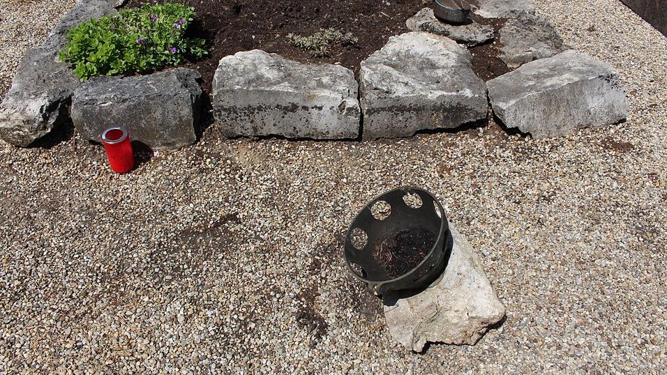 Unbekannte haben mehrere Gräber am Friedhof St. Michael in Straubing verwüstet. Unbekannte haben mehrere Gräber am Friedhof St. Michael in Straubing verwüstet.