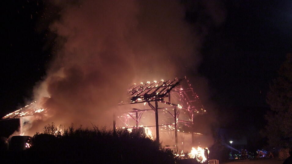 Die Scheune stand lichterloh in Flammen.