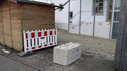 Auch am Eingang in den Markt steht ein Betonblock.