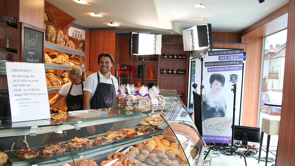 Die Belegschaft der B&auml;ckerei Steinleitner in Straubing durfte sich am Dienstag &uuml;ber den Besuch eines ZDF-Fernsehteams freuen.