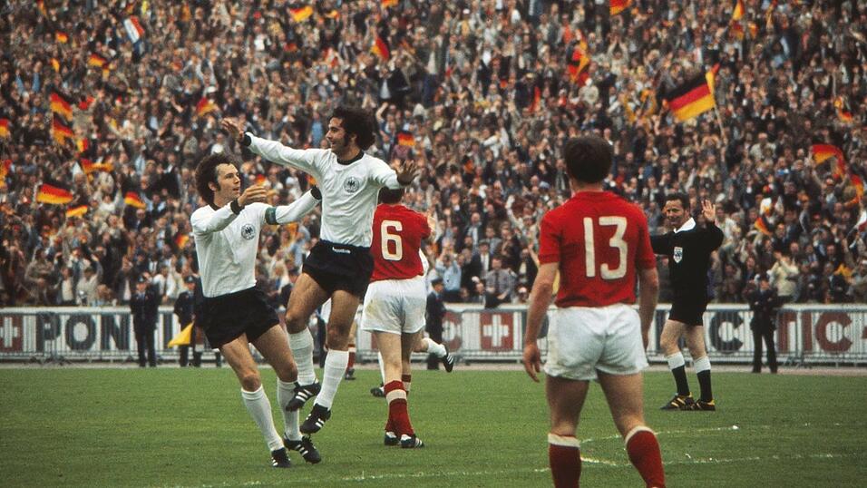 Br&uuml;ssel, 18. Juni 1972 | Franz Beckenbauer (v.l.) feiert mit Doppelpacker Gerd M&uuml;ller den ersten EM-Triumph. Gegen die Sowjetunion gewinnt die deutsche Nationalmannschaft mit einem klaren 3:0. Neben M&uuml;ller trifft auch Borussia M&ouml;nchengladbachs Herbert 'Hacki' Wimmer.