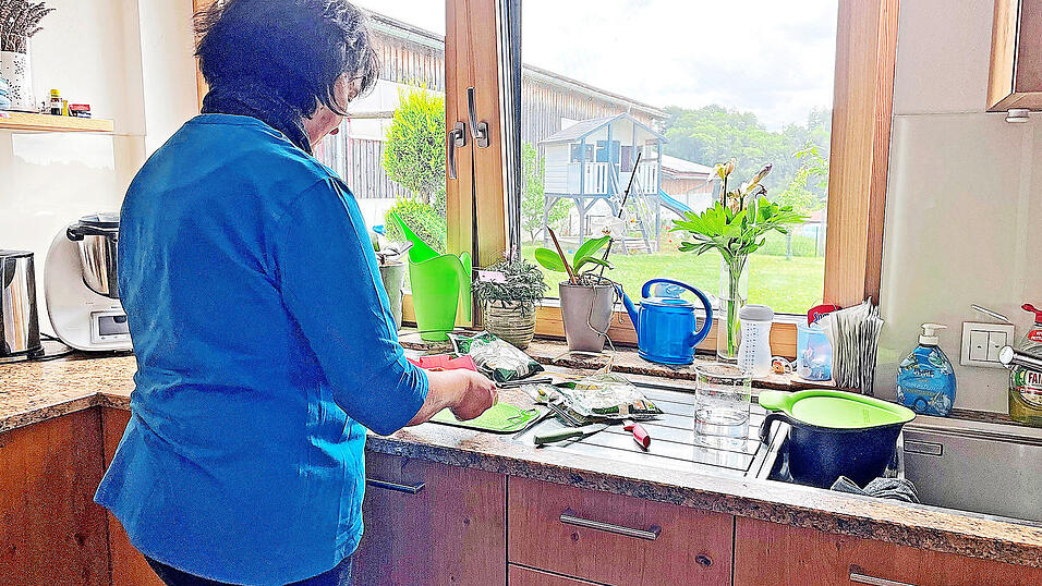 Die Versorgung der Familie ist ein großer Teil der Arbeit einer Dorfhelferin, bei den meisten Einsätzen gehört deswegen das Kochen und Vorbereiten von Mahlzeiten zum Berufsalltag. Die Versorgung der Familie ist ein großer Teil der Arbeit einer Dorfhelferin, bei den meisten Einsätzen gehört deswegen das Kochen und Vorbereiten von Mahlzeiten zum Berufsalltag.
