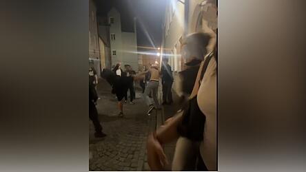 Szene aus einem Zeugenvideo: Ein Täter tritt in Richtung Kopf des 18-Jährigen. Szene aus einem Zeugenvideo: Ein Täter tritt in Richtung Kopf des 18-Jährigen.