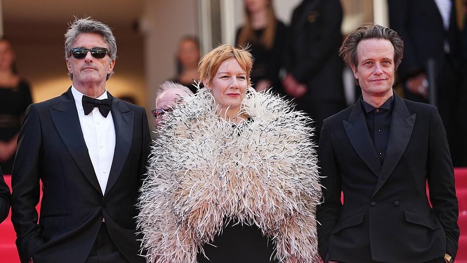 Pawel Pawlikowski, Sandra H&uuml;ller und August Diehl vor dem Festivalpalast in Cannes. (Archivbild)