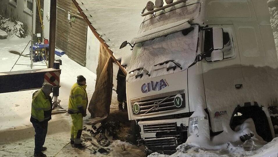 In Ostbayern passierten zwischen Mittwoch und Donnerstag viele Unf&auml;lle. Bei Loitzendorf im Landkreis Straubing-Bogen rutschte ein Sattelzug gegen einen Kuhstall.