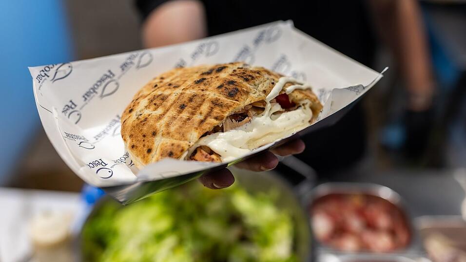 14 Euro kostet eine der gefüllten Teigtaschen. 14 Euro kostet eine der gefüllten Teigtaschen.