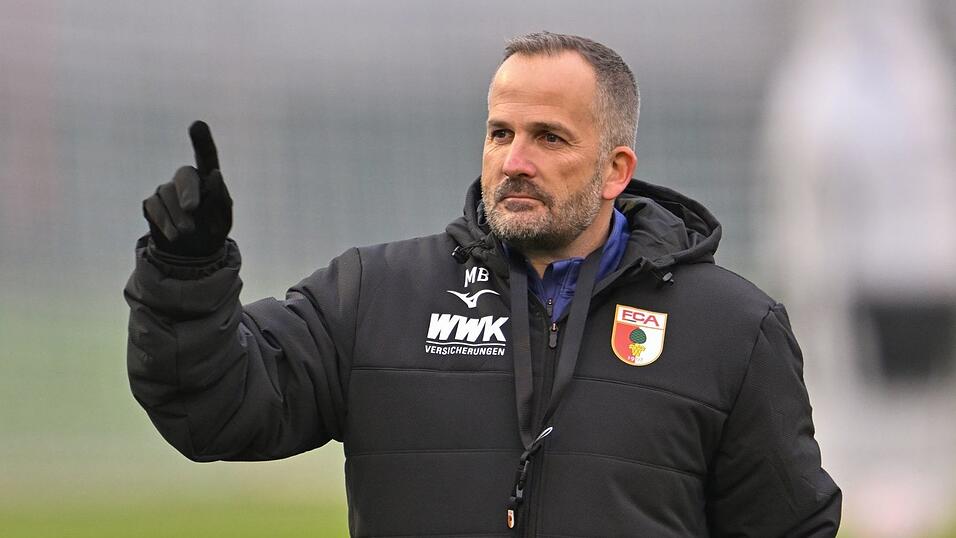 Manuel Baum leitet seine erste Trainingseinheit als Interimscoach in Augsburg.