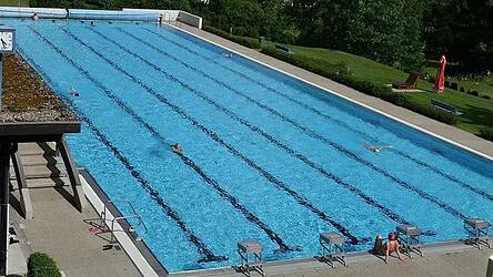 Das Viechtacher Freibad muss dringend saniert werden. Vorallem der Ergalt des 50-Meter-Sportbeckens liegt dabei vielen Herzen. Fr&uuml;hschwimmer ziehen hier jeden Morgen ihre Bahnen und die Wasserwacht trainiert regelm&auml;&szlig;ig im Becken.