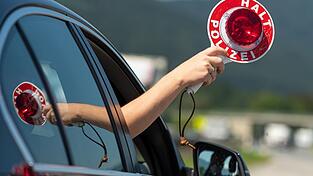Der Wagen war unter falschen Personalien angemietet worden - deshalb wollte die Polizei ihn stoppen. (Symbolbild)