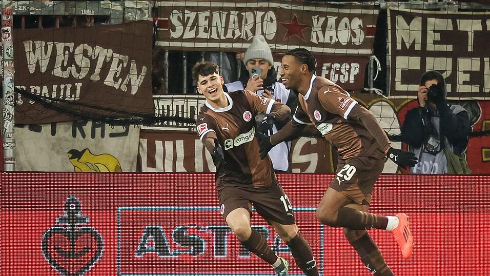 St. Paulis Morgan Guilavogui (r) feiert sein Tor zum 1:0 mit Noah Weißhaupt.