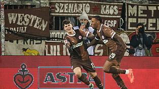 St. Paulis Morgan Guilavogui (r) feiert sein Tor zum 1:0 mit Noah Weißhaupt.