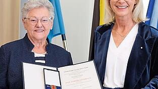 Staatsministerin Ulrike Scharf bei der Verleihung des Bundesverdienstkreuzes am Bande an die Taufkirchnerin Mariani Maier.