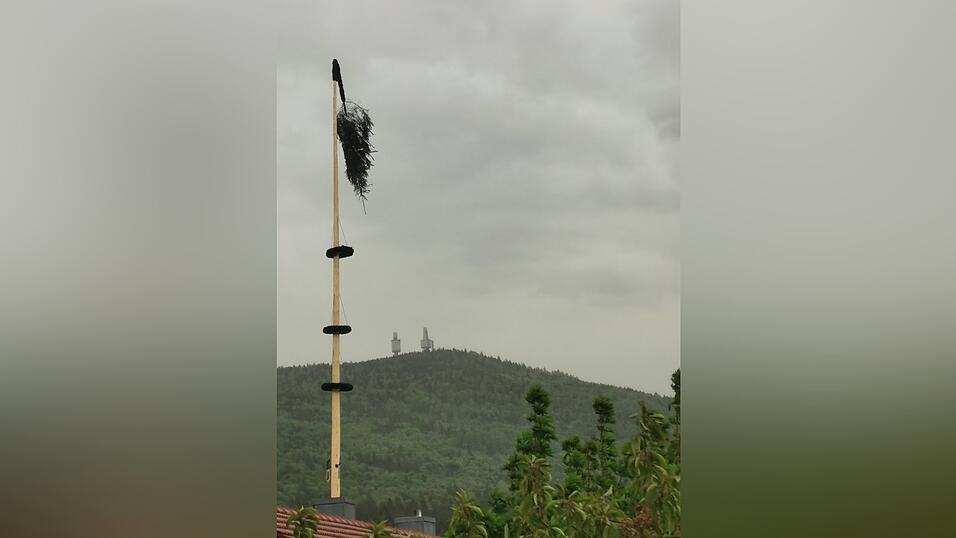 Eine starke Windb&ouml;e hatten den Rimbacher Maibaum umgeknickt.