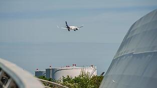 Lufthansa verspricht Passagieren sicheres Kerosin. Lufthansa verspricht Passagieren sicheres Kerosin.