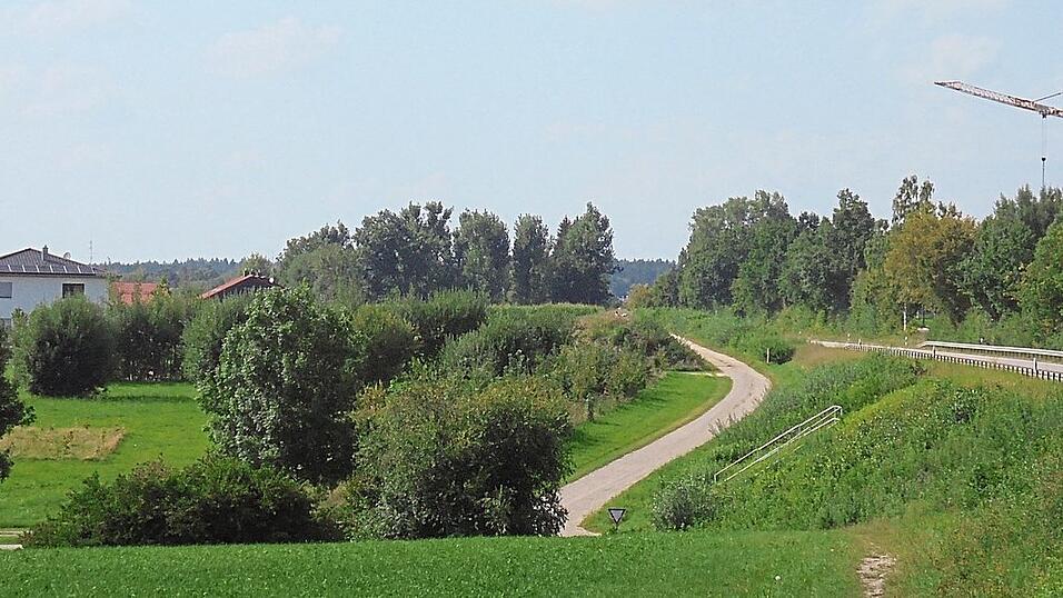 Mit dem Bau der Lärmschutzwand zwischen der Dammböschung der Bundesstraße 388 (rechts) und des Baugebietes Heiligenbrunner Feld (links) wird im September begonnen. Mit dem Bau der Lärmschutzwand zwischen der Dammböschung der Bundesstraße 388 (rechts) und des Baugebietes Heiligenbrunner Feld (links) wird im September begonnen.
