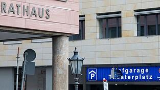 Seit Mai amtiert im Aschaffenburger Rathaus ein neuer OB. (Symbolbild) Seit Mai amtiert im Aschaffenburger Rathaus ein neuer OB. (Symbolbild)