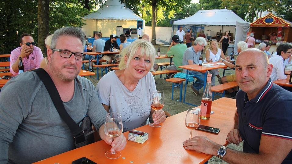 Die Besucher genossen den ersten Abend des Sommergartens auf der Mühleninsel. Die Besucher genossen den ersten Abend des Sommergartens auf der Mühleninsel.
