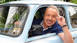 Aus ihren Trabis grüßen die Fahrer der Kukltautos, hier Schauspieler Wolfgang Stumph.