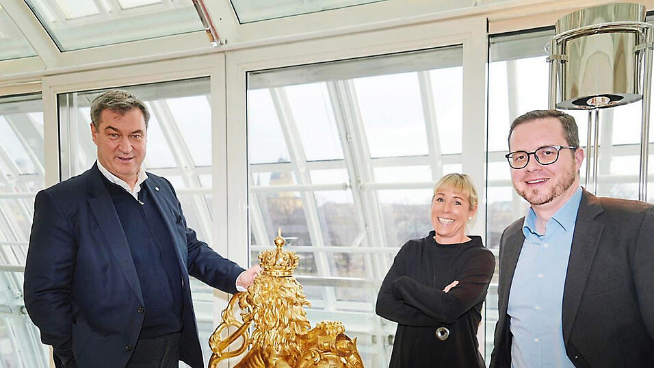 Markus Peherstorfer (rechts) und 'Abendzeitung'-Kollegin Natalie Kettinger treffen Ministerpr&auml;sident Markus S&ouml;der (CSU).