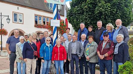Der Maibaum vor dem Rathaus in Rittershoffen mit den Vertretern der Gemeinde Rittershoffen, den Gästen aus Aigrefeuille, Schönberg und Velden.
