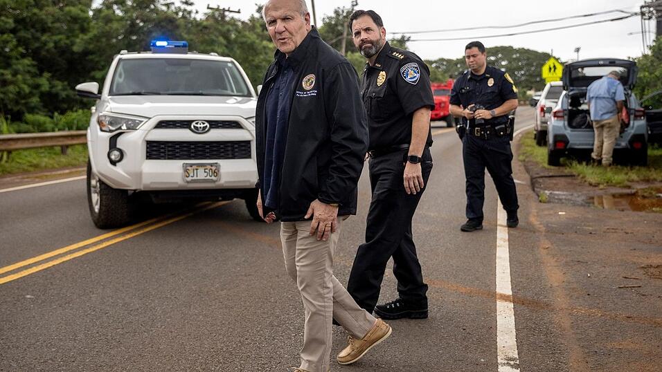 Der B&uuml;rgermeister von Honolulu, Rick Blangiardi (l), begutachtet die Hochwassersch&auml;den.