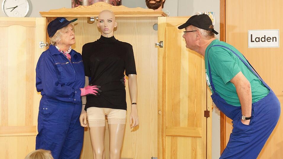 Die beiden Entrümpler (Charlotte Knopff und Franz Steinberger) lassen bei den Aufräumarbeiten die vermeintliche 'Leiche' verschwinden.