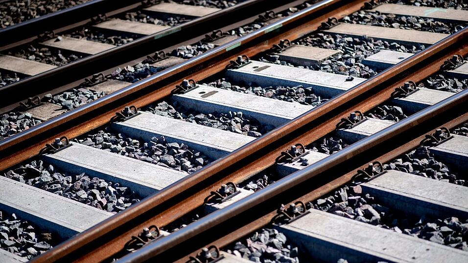 Am Montagvormittag sollen Kinder den Zugverkehr zwischen Landshut und Moosburg beeinträchtigt haben. (Symbolbild)