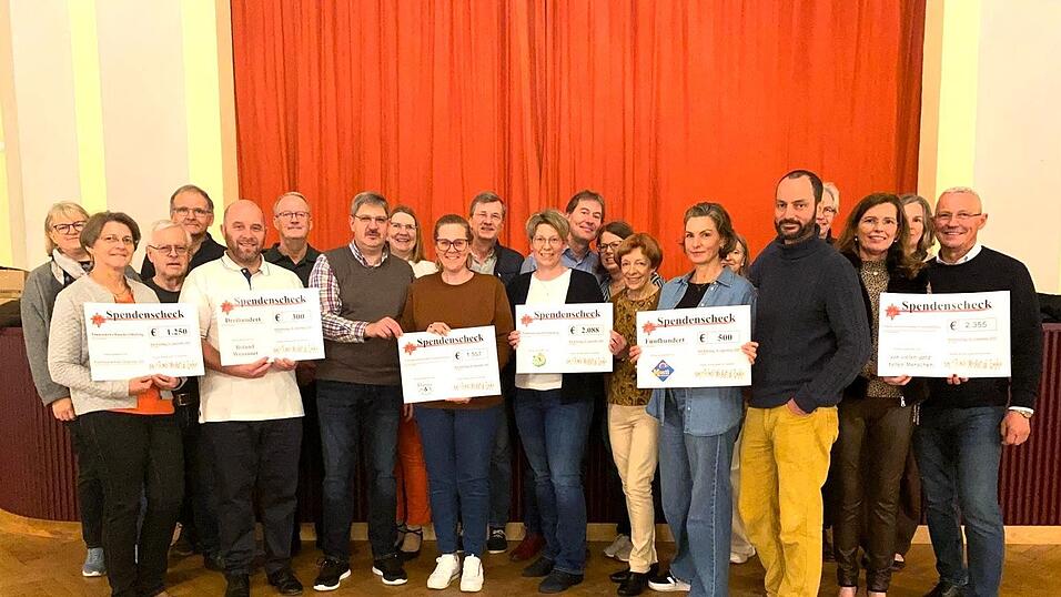 Hocherfreut nahm Dr. Stephanie Franke die Spende aus der Benefizveranstaltung entgegen.