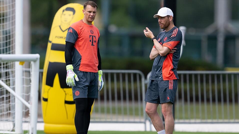 Torwarttrainer Rechner (r) bleibt längerfristig beim FC Bayern. Torwarttrainer Rechner (r) bleibt längerfristig beim FC Bayern.
