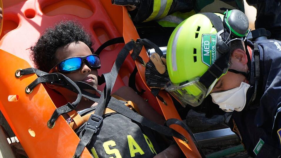 Der elfjährige Moisés Calzadilla wurde drei Tage nach dem Beben im Bundesstaat La Guaira lebend geborgen. Der elfjährige Moisés Calzadilla wurde drei Tage nach dem Beben im Bundesstaat La Guaira lebend geborgen.
