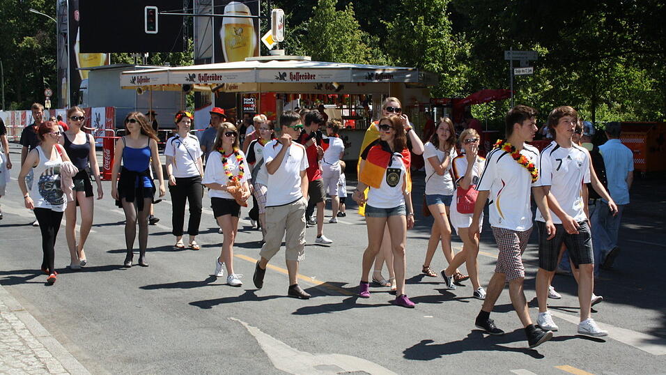 Christian Fertl war am Sonntag auf der Fanmeile in Berlin und erlebte dort das Achtelfinale gegen England auf Gro&szlig;leinwand.