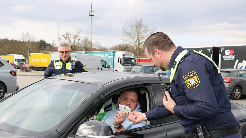 Amir aus Neumarkt ist unterwegs in den Urlaub zur Familie nach Bosnien. Mit einem Zeitungsfoto hat er kein Problem - und dazu besteht auch kein Anlass, denn bei der Kontrolle durch Polizeioberkommissar Michael Wohlstreicher (l.) und Polizeihauptkommissar Florian Hien (r.) ist alles in Ordnung.