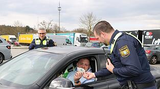 Amir aus Neumarkt ist unterwegs in den Urlaub zur Familie nach Bosnien. Mit einem Zeitungsfoto hat er kein Problem - und dazu besteht auch kein Anlass, denn bei der Kontrolle durch Polizeioberkommissar Michael Wohlstreicher (l.) und Polizeihauptkommissar Florian Hien (r.) ist alles in Ordnung.