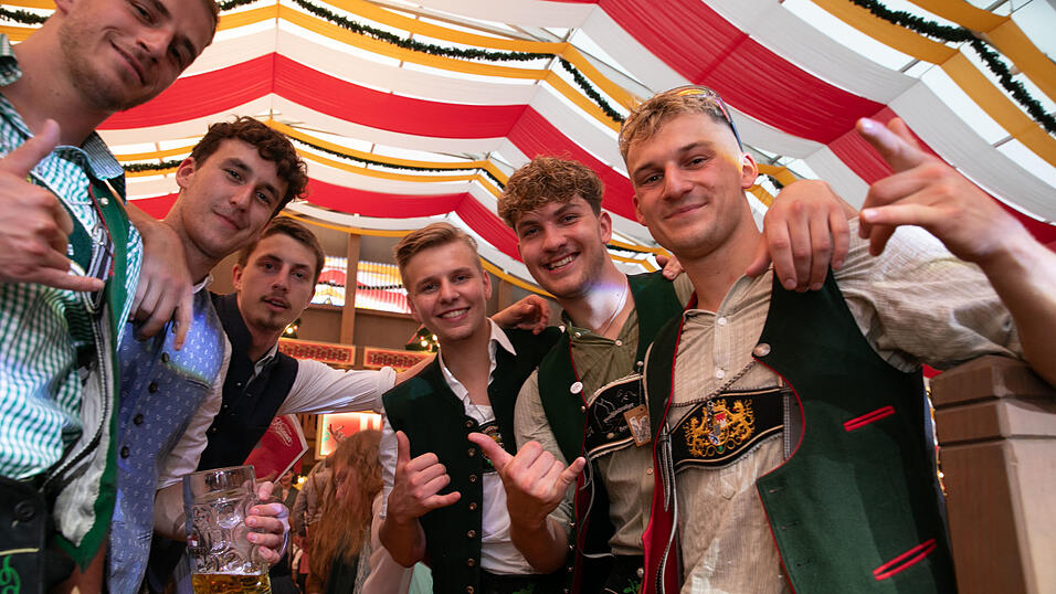 Die Partybilder vom Samstag, 9. August, aus dem Festzelt Krönner. Die Partybilder vom Samstag, 9. August, aus dem Festzelt Krönner.