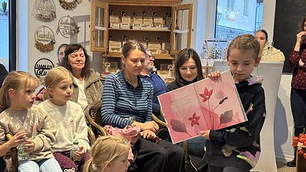 Hannah ging herum und zeigte allen die Bilder des Buches.