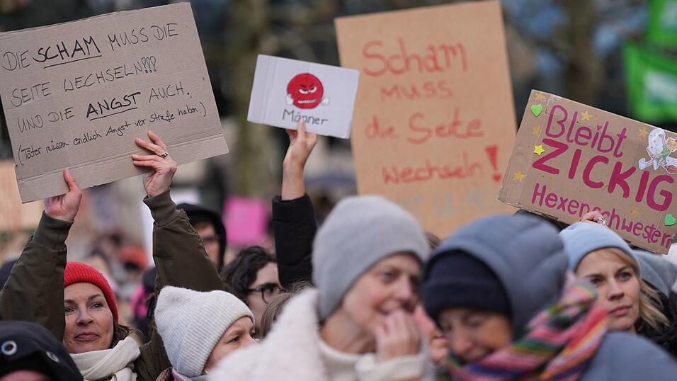 &laquo;Es reicht! Die Scham muss die Seite wechseln&raquo;: Mit dieser Forderung sind in der Hamburger Innenstadt Tausende auf die Stra&szlig;e gegangen.