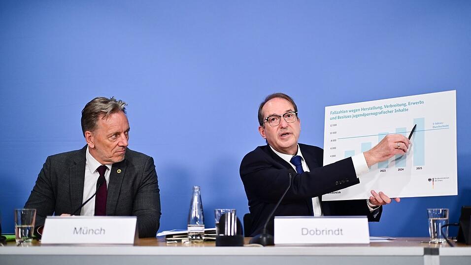 Bundesinnenminister Alexander Dobrindt (r.) und BKA-Chef Holger Münch präsentieren aktuelle Zahlen zu sexuellem Missbrauch von Kindern und Jugendlichen. Bundesinnenminister Alexander Dobrindt (r.) und BKA-Chef Holger Münch präsentieren aktuelle Zahlen zu sexuellem Missbrauch von Kindern und Jugendlichen.