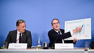 Bundesinnenminister Alexander Dobrindt (r.) und BKA-Chef Holger Münch präsentieren aktuelle Zahlen zu sexuellem Missbrauch von Kindern und Jugendlichen. Bundesinnenminister Alexander Dobrindt (r.) und BKA-Chef Holger Münch präsentieren aktuelle Zahlen zu sexuellem Missbrauch von Kindern und Jugendlichen.