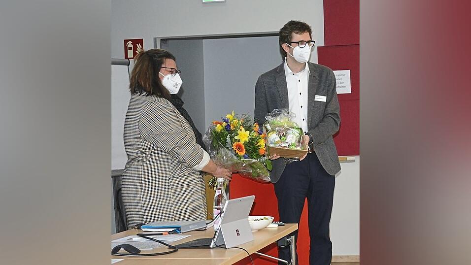 Kreisjugendbeauftragter Paul Linsmaier stellte die neue KJR-Geschäftsführerin vor und überreicht ihr einen Blumenstrauß. Kreisjugendbeauftragter Paul Linsmaier stellte die neue KJR-Geschäftsführerin vor und überreicht ihr einen Blumenstrauß.