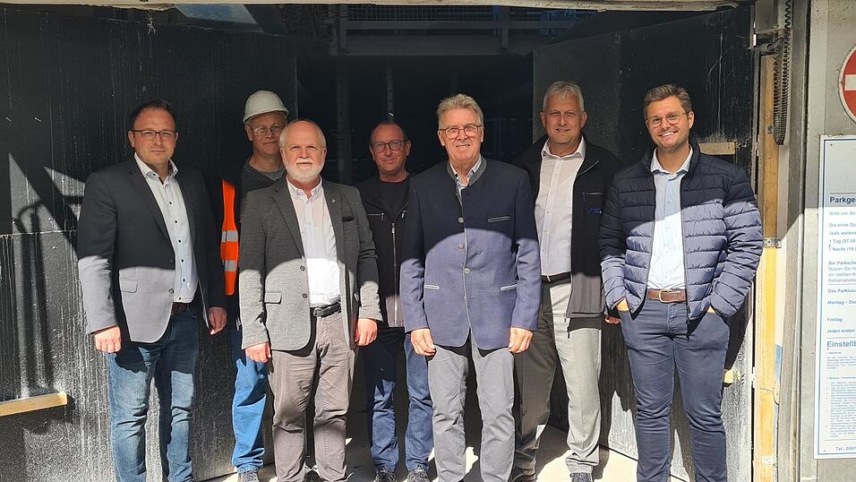 Bürgermeister Martin Stoiber, die Stadträte Thomas Platzer, Sepp Blaha und Andreas Geiling (erste Reihe von links), Stefan Nachreiner vom Ingenieurbüro Altmann sowie Werner Loders und Geschäftsführer Stefan Raab, beide von den Stadtwerken (zweite Reihe von links), machen sich ein Bild vom Baufortschritt. Bürgermeister Martin Stoiber, die Stadträte Thomas Platzer, Sepp Blaha und Andreas Geiling (erste Reihe von links), Stefan Nachreiner vom Ingenieurbüro Altmann sowie Werner Loders und Geschäftsführer Stefan Raab, beide von den Stadtwerken (zweite Reihe von links), machen sich ein Bild vom Baufortschritt.