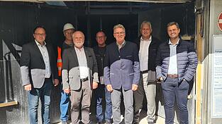 Bürgermeister Martin Stoiber, die Stadträte Thomas Platzer, Sepp Blaha und Andreas Geiling (erste Reihe von links), Stefan Nachreiner vom Ingenieurbüro Altmann sowie Werner Loders und Geschäftsführer Stefan Raab, beide von den Stadtwerken (zweite Reihe von links), machen sich ein Bild vom Baufortschritt.