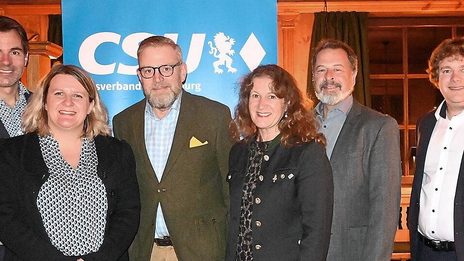 Björn Wilhelm, Johanna Wilhelm, Referent Karl Graf von Stauffenberg, Anita Mayer, Matthias Mohr und CSU-Ortsvorsitzender David Dichtl beim politischen Kirchweihmontag der CSU.
