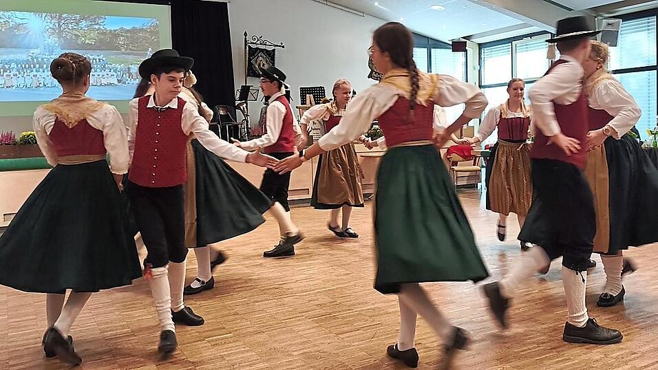 Die Jugendgruppe bringt Schwung auf die B&uuml;hne.