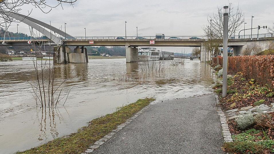 Auch in Vilshofen stieg die Donau &uuml;ber die Ufer.